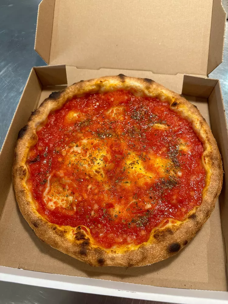 Pizzabrot mit San Marzano Tomatensauce und Knoblauch
